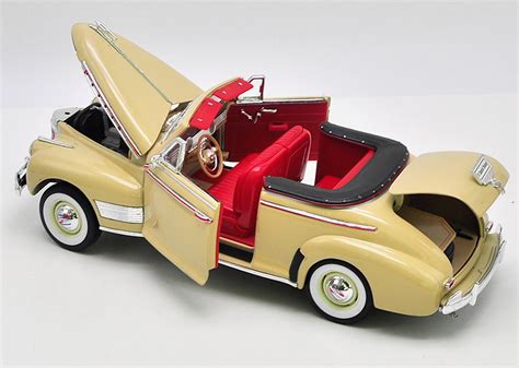 Welly 118 Diecast Car Model 1941 Chevrolet Special Deluxe Convertible