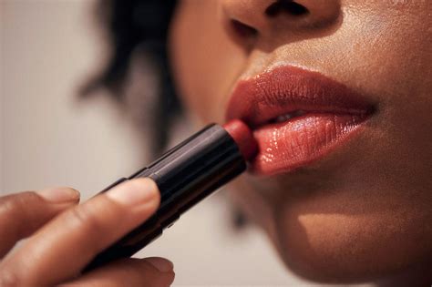 2 Things You Should Do Before Putting On Lip Color Henné Organics