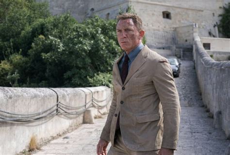 Our 15 Favorite Outfits From Daniel Craigs James Bond Primer