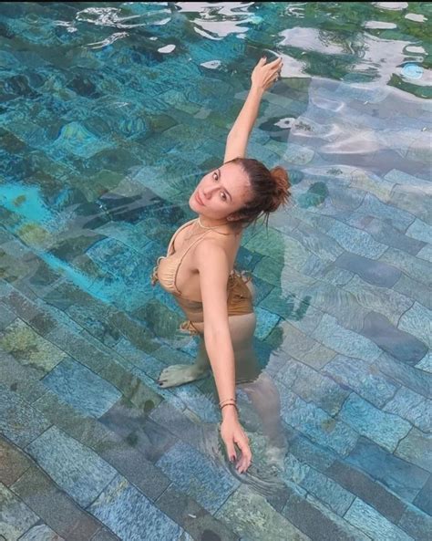 Potret Seksi Artis Pakai Swimsuit Ariel Tatum Tampil Eksotis Dengan