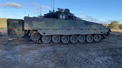 Här övar de med Stridsfordon 90 – militärfordonet som ska till Ukraina