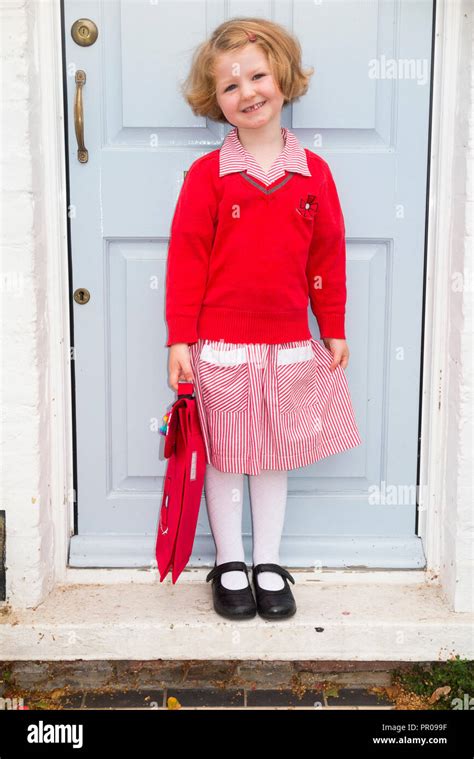 Vier Jahre Alte Schülerinschule Mädchenkindkind In Der Neuen Uniform An Ihrer Haustür Das
