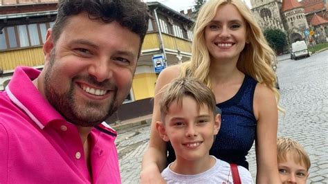 Ирина Федишин показала повседневный образ на прогулке с семьей фото
