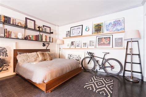 House Tour An Artists 450 Square Foot Nyc Studio Apartment Therapy