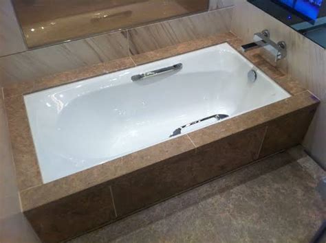 Sebenarnya, kunci mendesain kamar mandi minimalis terletak dari pemilihan perabot dan saatnya mengganti bathtub atau bak mandi dengan shower sebagai medium bilas yang modern. Jenis Bak Mandi (Bathtub) yang Populer di Indonesia