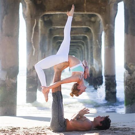 acro yoga con imágenes Poses de yoga de parejas Yoga en parejas
