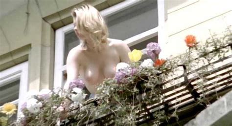Naked Jane Baker In Sechs Schwedinnen Von Der Tankstelle