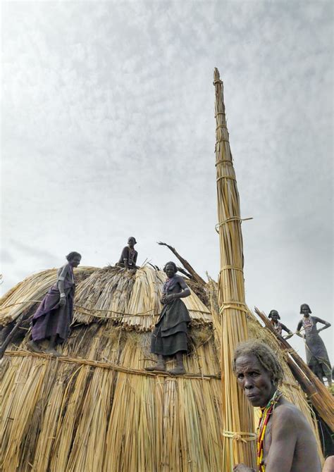 africa erbore tribe women building a house ethiopia © eric lafforgue arquitectura