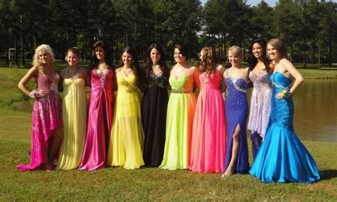 Mn School Requires Girls To Submit Prom Dress Photo Should Be