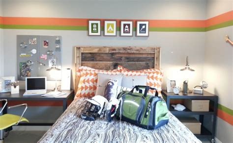 Spalliera per cuscino imbottito colore fucsia per divano pallet. Arredare con i pallet: ecco come realizzare un letto di ...