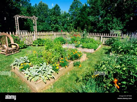 How To Build A Fence Garden Builders Villa