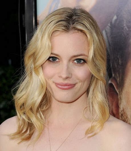 This particular bob adds a lot of volume on the side of the face. Short haircuts for oblong faces