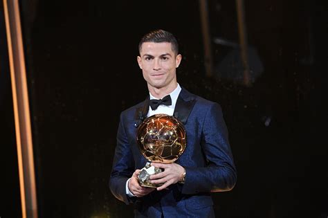 Bola De Ouro Cristiano Ronaldo Cristiano Ronaldo Recebe A Bola De Ouro