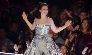 lorde s bizarre dance performance without singing at vmas daily mail online
