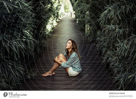 Junge Frau spaziert im grünen Park ein lizenzfreies Stock Foto von