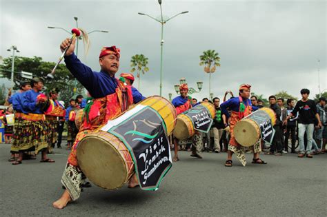 Alat musik jawa barat bagaikan garam dalam sayur dalam kebudayaan bumi priangan ini. 7+ Alat Musik Tradisional Nusa Tenggara Barat {Gambar ...