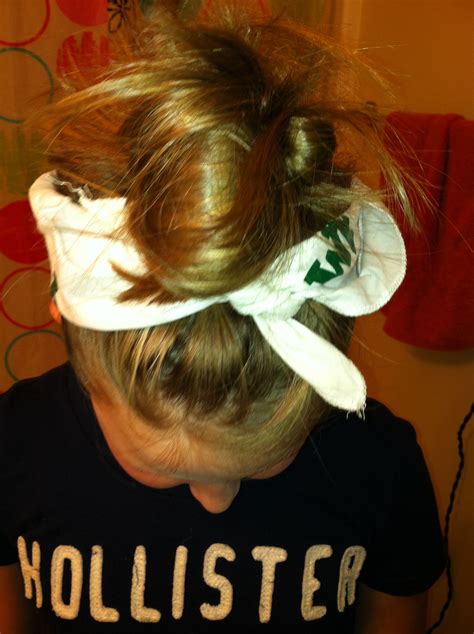 How cute is this bandana ponytail? Cute bandana hairstyle | Bandana hairstyles, Cute bandana ...