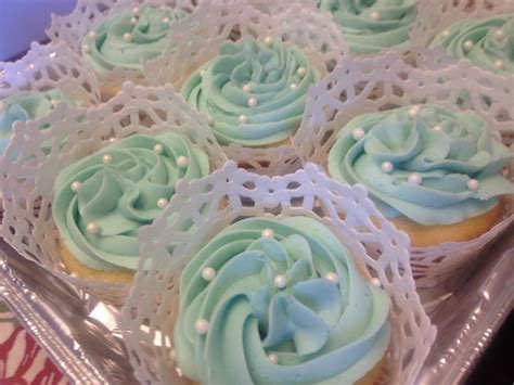 Vanilla Cupcakes With A Tiffany Blue Buttercream Frosting Diy Lace