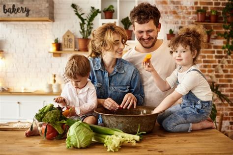 Familia Feliz Con Sus Hijos Cocinando En La Cocina Foto Premium