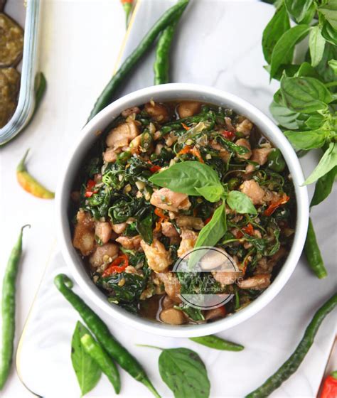 Citarasa dari daun kemangi memang mampu menyedapkan setiap masakan. Resep Ayam Kemangi | Just Try & Taste