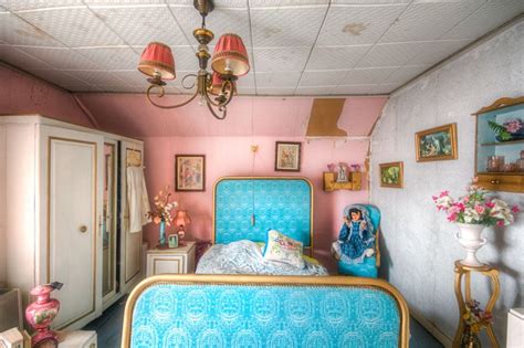 15 Photos Of Abandoned Bedrooms I Found While Exploring Petapixel