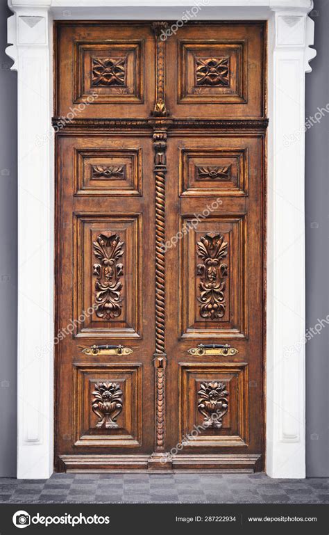 Big Vintage Wooden Door Of Old Building Stock Photo By ©newafrica 287222934