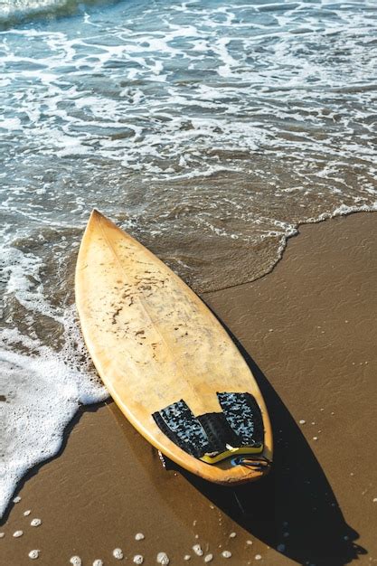 planche de surf sur une plage de sable télécharger des photos gratuitement