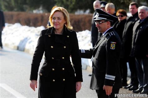 Elle est sénatrice depuis décembre 2016 et ministre des affaires intérieures depuis janvier 2017. Carmen Dan, după atacul lui Iohannis, declaraţii la sediul ...