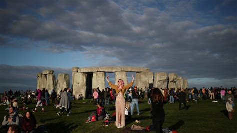 Stonehenge Summer Solstice Thousands Gather To Cheer Sunrise On Longest Day Of Year Uk News