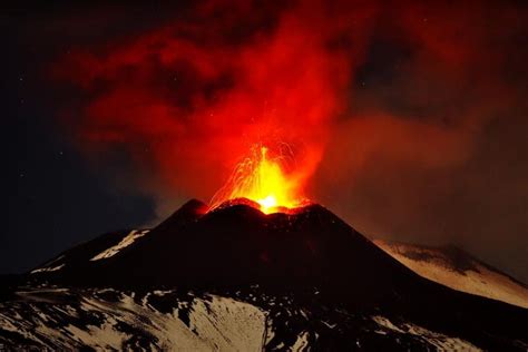 The #etna entered a new phase of activity. Vulkan Etna spuckt Steine