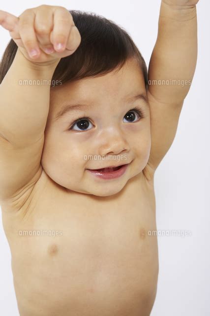 上半身裸の赤ちゃん の写真素材イラスト素材アマナイメージズ