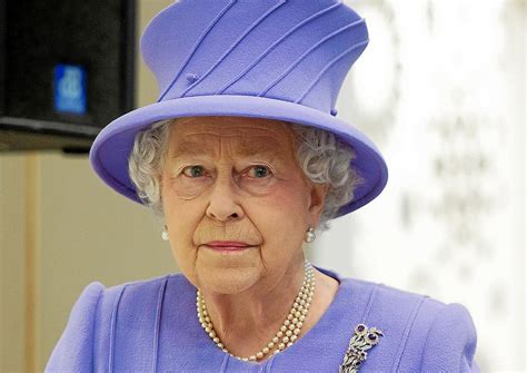 El papa francisco (d), cabeza de la iglesia católica conversa con la reina isabel ii (i), gobernadora suprema de la iglesia de inglaterra. La reina Isabel II de Inglaterra, hospitalizada por ...