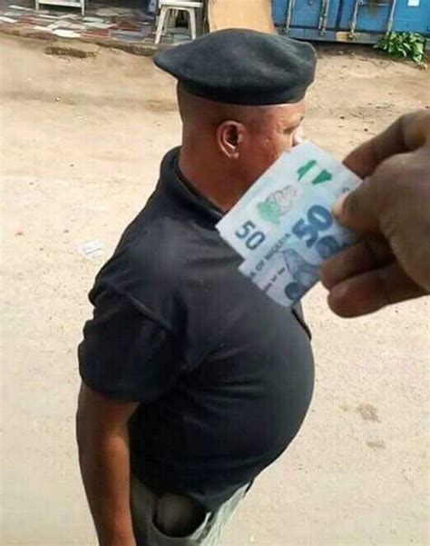 Photos Of Nigerian Policeman Collecting Bribe Go Viral ~ Dnb Stories