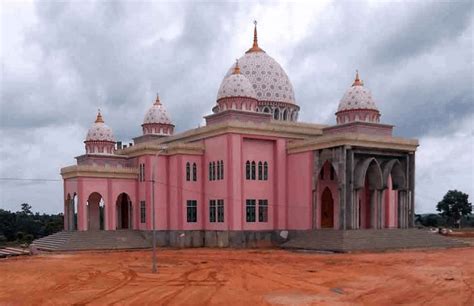 Hening dan tenang ketika menyaksikan keindahan gunung bromo. 10 Masjid Terindah Di Indonesia