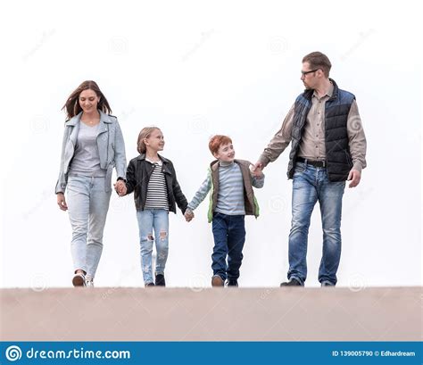 El Caminar Feliz De La Familia Celebrando Las Manos De Cada Uno Foto