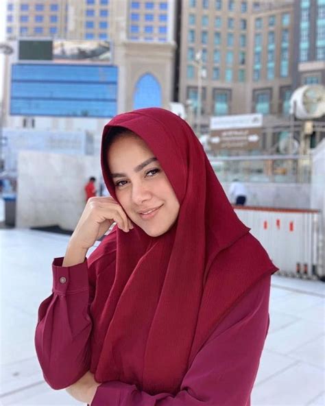 Biasa Tampil Seksi Penampilan Olla Ramlan Pakai Hijab Tanpa Makeup Saat Umrah Banjir Pujian Stylo