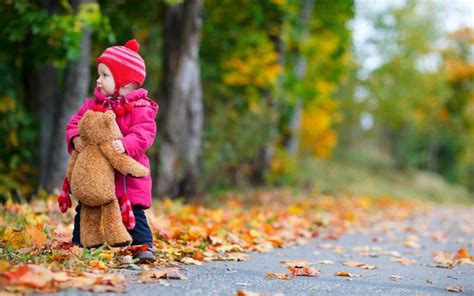 Little Girl With Her Teddy Bear Pictures Photos And Images For