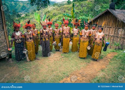 Posing Women In Costumes In Papua New Guinea Editorial Photo Image Of Native Nature 72223666