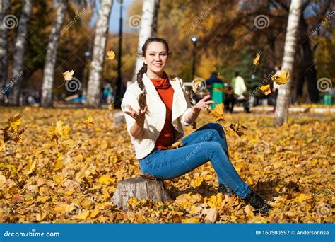 Junge Schöne Frau In Blauen Jeans Im Herbstpark Stockbild Bild Von Kaukasisch Attraktiv