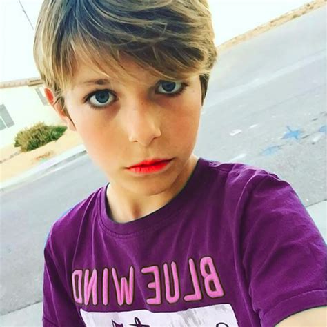Épinglé Par Mansur Kurdi Sur Garçon Maquillé En Fille Garçons Blonds