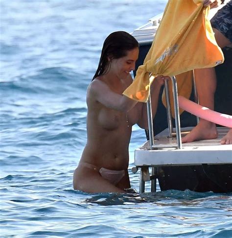 Brittny Ward Pillada En Topless En Una Playa De Italia Bytesexy