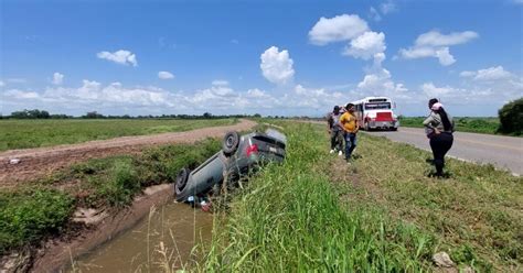 Falla Mecánica Provoca Volcadura En La Carretera Que Conduce Al Campo