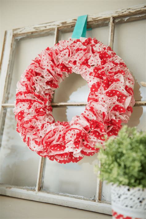 Are you for or against liners when baking cupcakes and/or muffins? Fun Valentine Cupcake Liner DIY Wreath