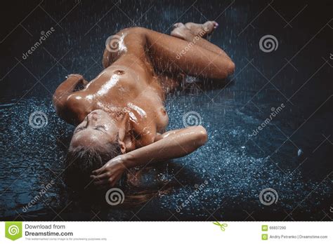Mulher Do Nude No Aqua Na Chuva Foto De Stock Imagem De Vitalidade
