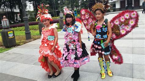 Hari Peduli Sampah Pelajar Gelar Fashion Show Busana Daur Ulang