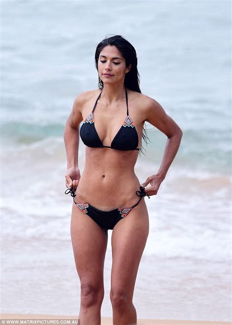 Pia Miller Flaunts Flawless Bikini Body After Elle Drama Daily Mail Online