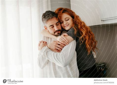 verliebtes paar das sich in der küche umarmt ein lizenzfreies stock foto von photocase