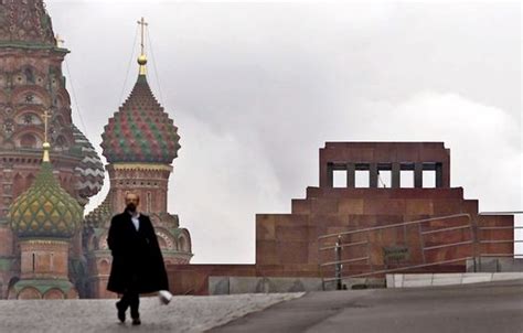 Roter Platz In Moskau Lenin Mausoleum Bleibt Bis Mai Geschlossen Der