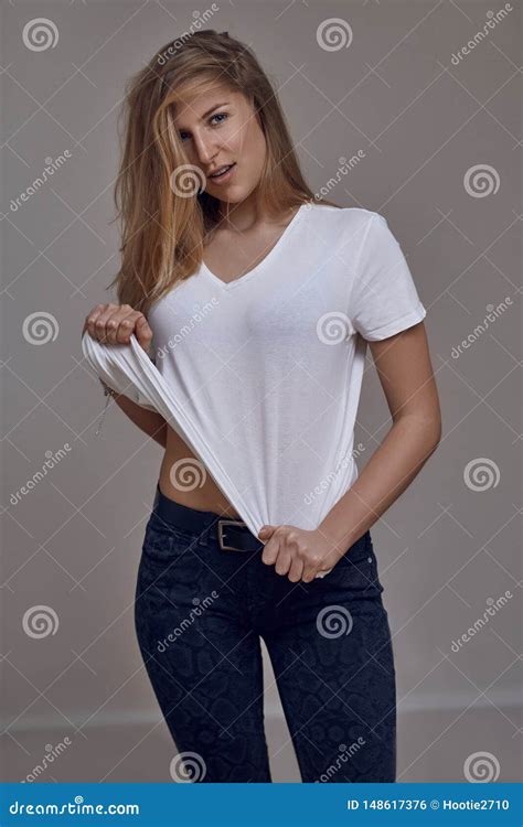 Attraktive Schlanke Sexy Junge Blonde Frau In Den Jeans Und In Einem Weien T Shirt Stockfoto