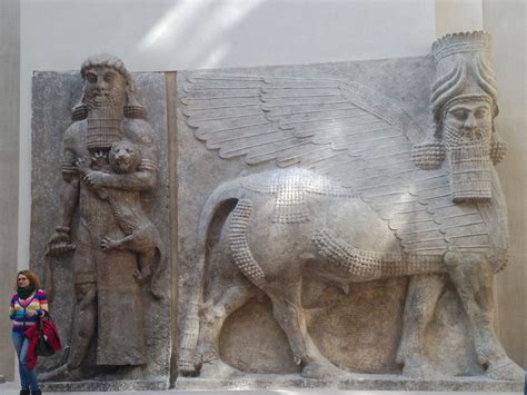 Héro Maîtrisant Un Lion Et Taureau Androcéphale Dans Le Temple De
